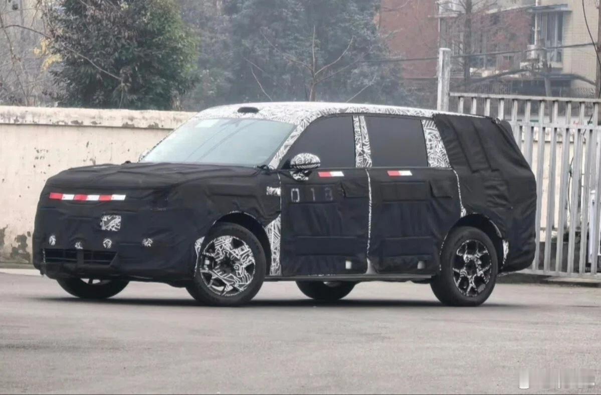 小米第三款车昆仑最新谍照 据说是小米昆仑项目的伪装照片，动力系统将是增程形式，整