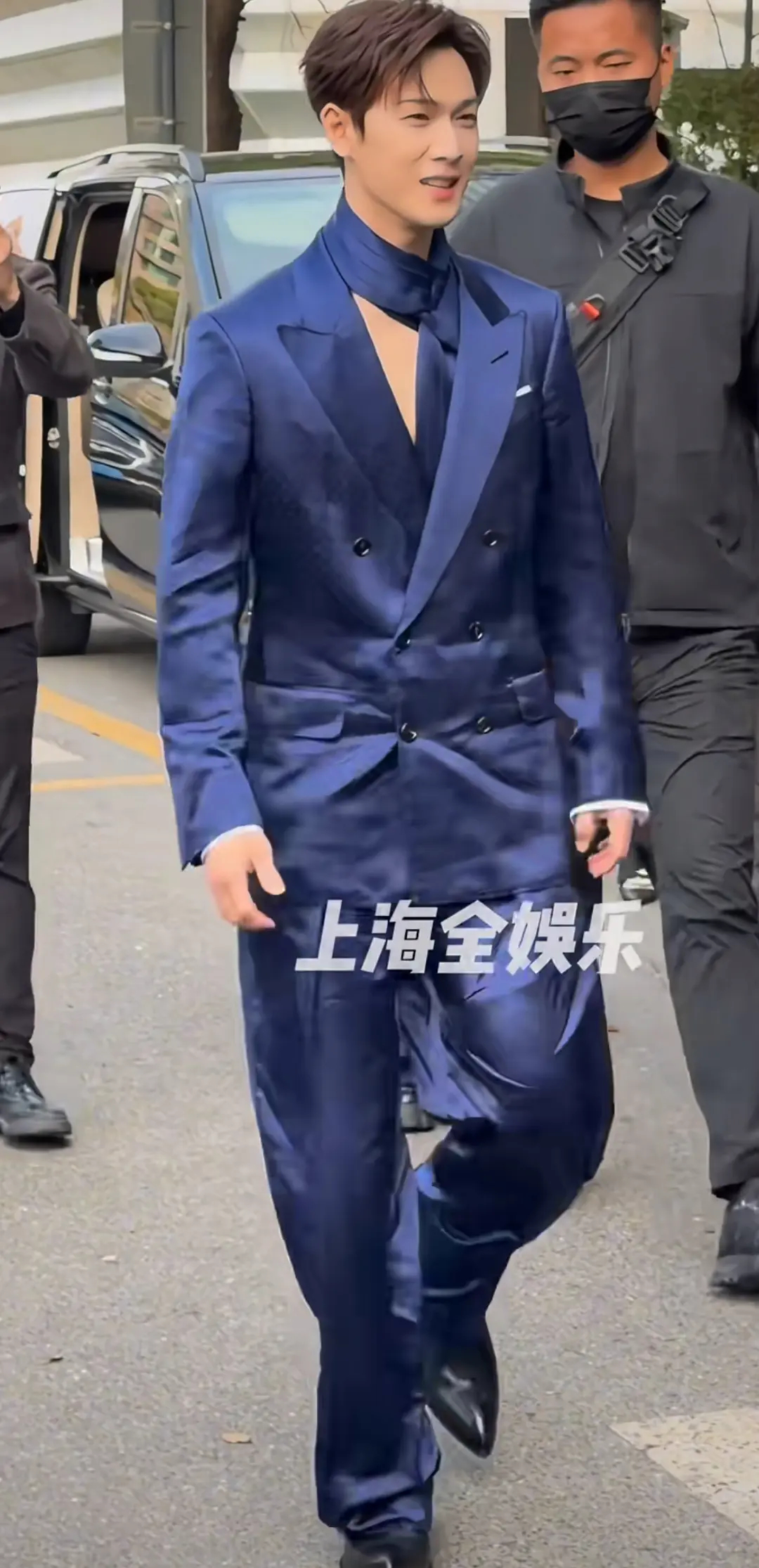 李昀锐穿这种丝绸衣服能不能熨一下呀？真的显得很邋遢。 