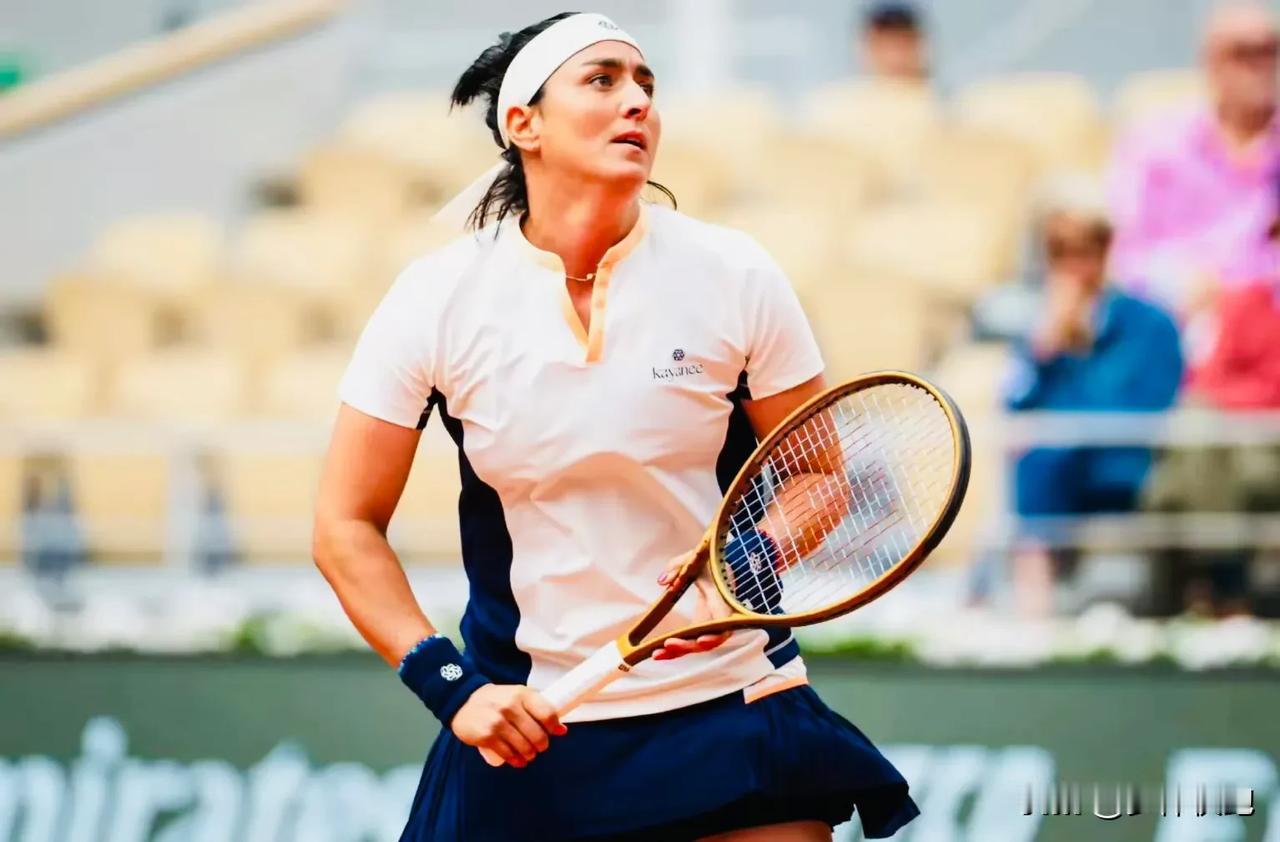 贾玲晋级法网女单32强！今晚的法网女单第二轮比赛，赛会8号种子贾巴尔以6-3/1