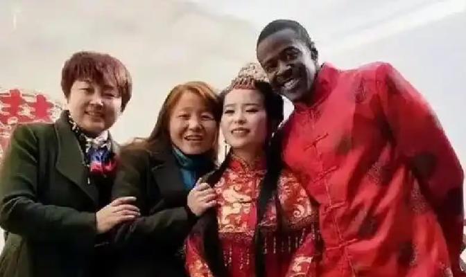 想娶洋媳妇的中国单身汉，早就被“婚恋陷阱”盯上了；还没回过神来，另一条更炸裂的建