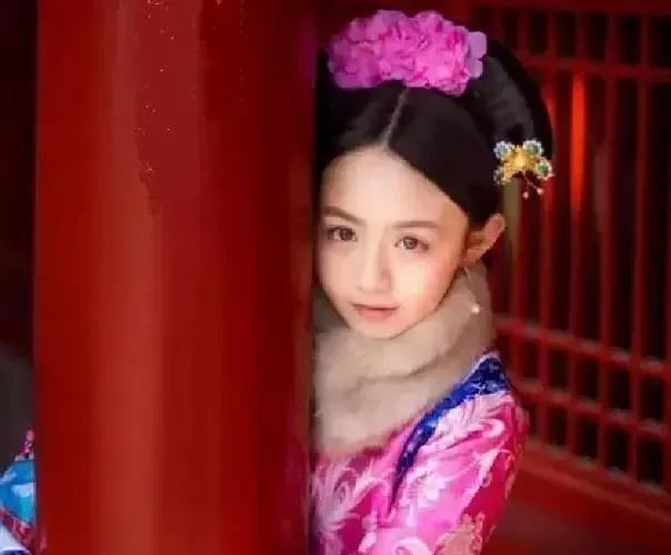 1588年，努尔哈赤把11岁的嫡长女，嫁给了28岁的何和礼。不料，新婚夜，何和礼