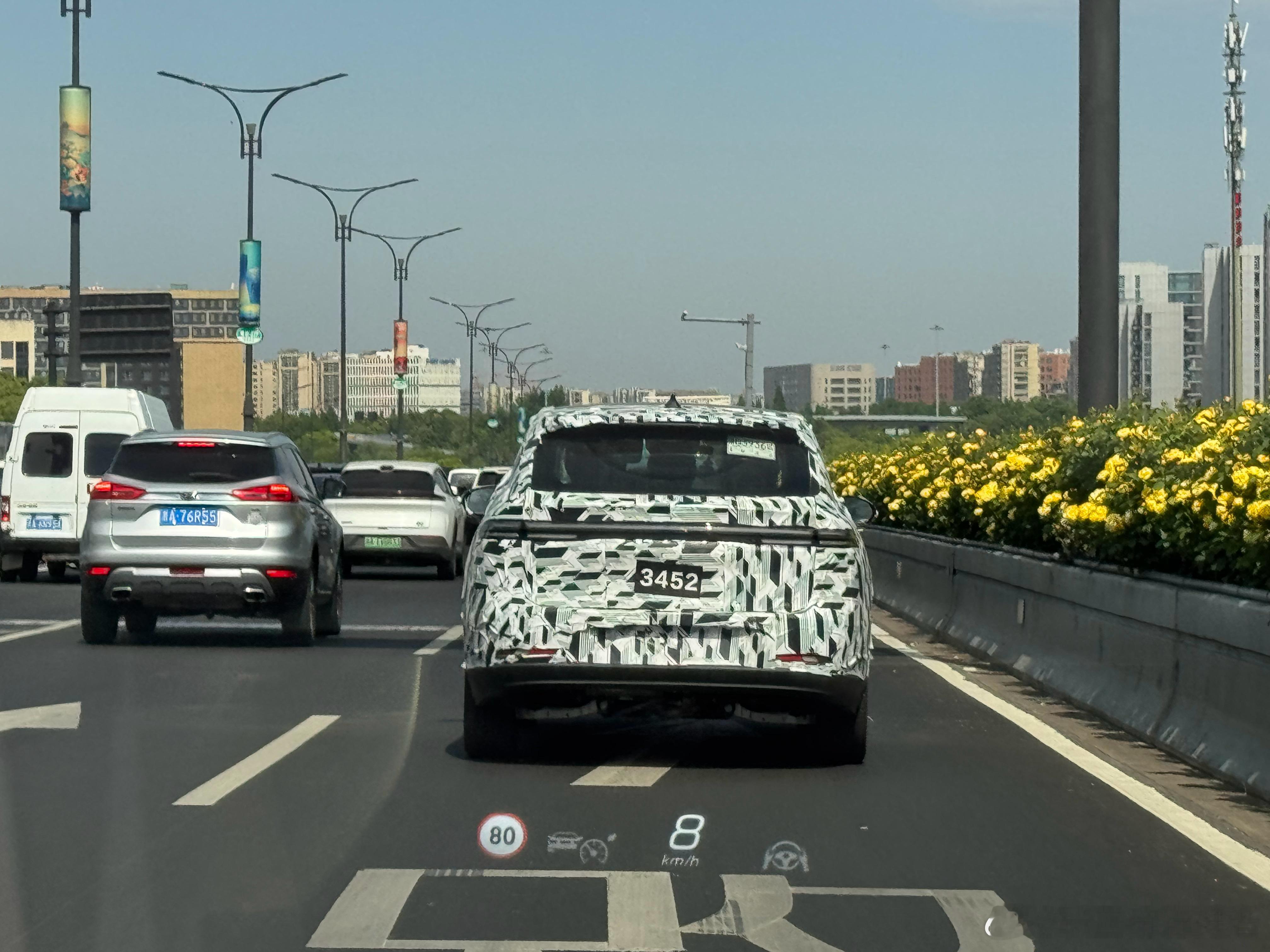 今天下午在杭州高架遇到的测试车，大家看看这是什么品牌的哪款车型？大v聊车