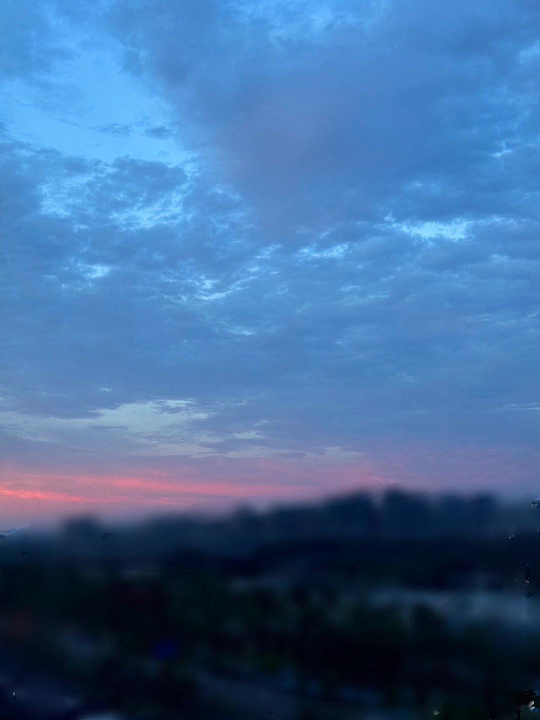 想去西湖边看日出🌅 睡不着拉开窗帘发现天空真的好美 ​​​