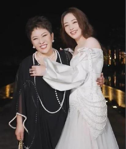 向太说郭碧婷养全家 向太陈岚直播称，儿媳郭碧婷用个人收入承担娘家全部开支，从来没