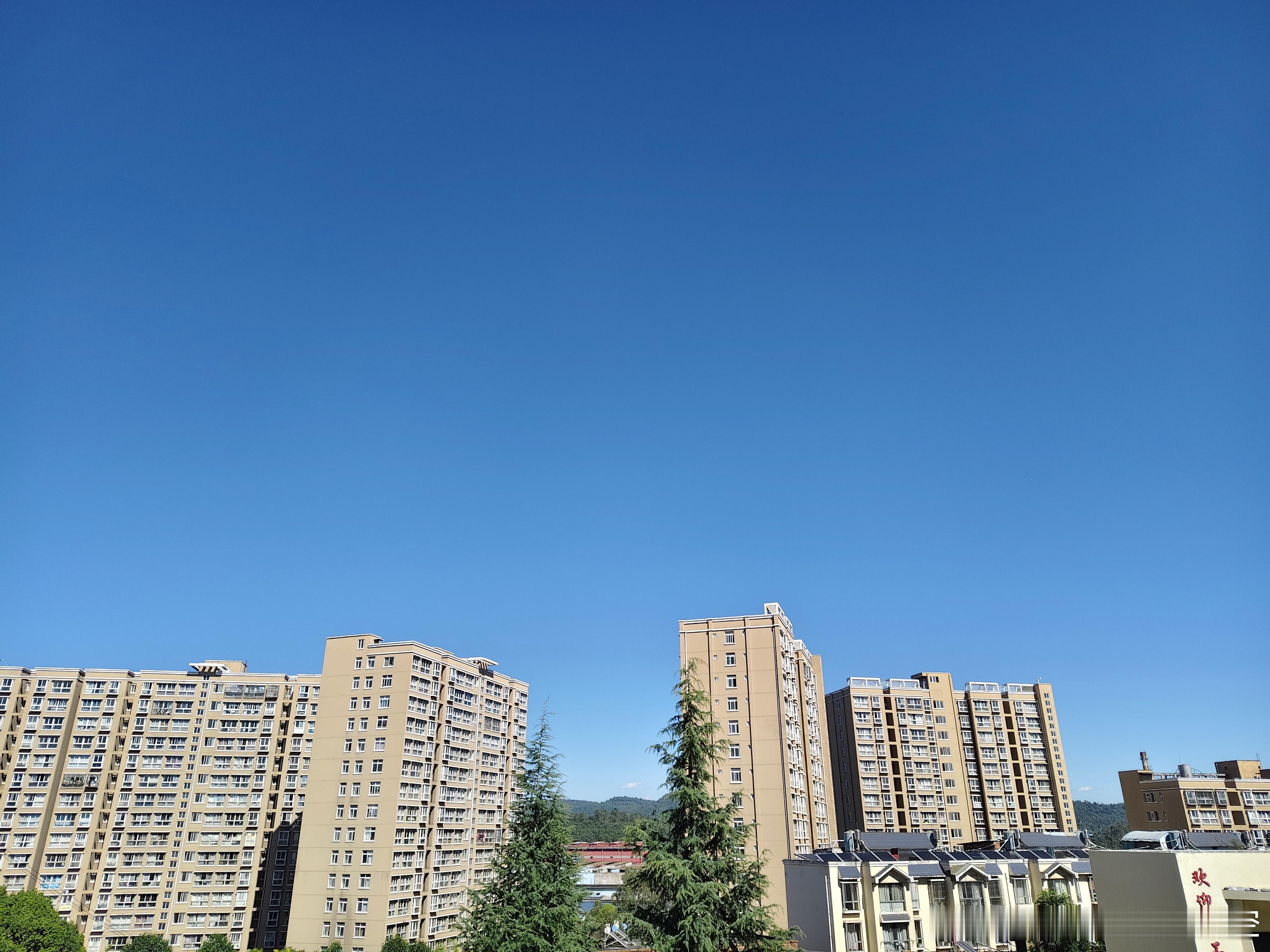 昆明[超话]霜降 今天昆明的天空好蓝啊！ ​​​