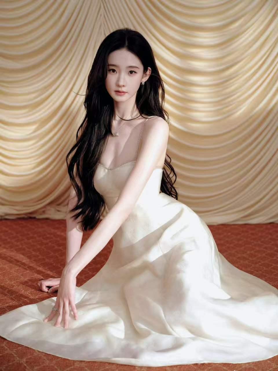 张艺凡白天鹅与黑天鹅张艺凡甜酷风造型 张艺凡今完全是白天鹅和黑天鹅!!!一甜一酷