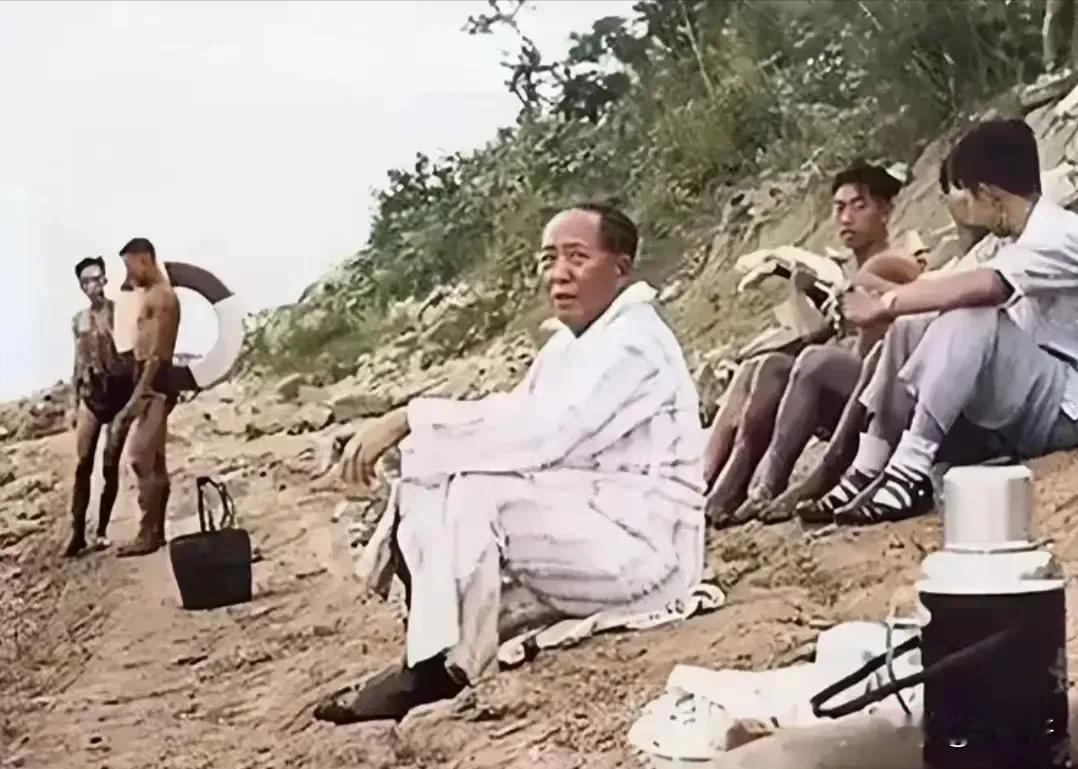 主席在橘子洲头游泳后，就随便往地上一坐休息了。不知大家有没有发现，老人家身后的那