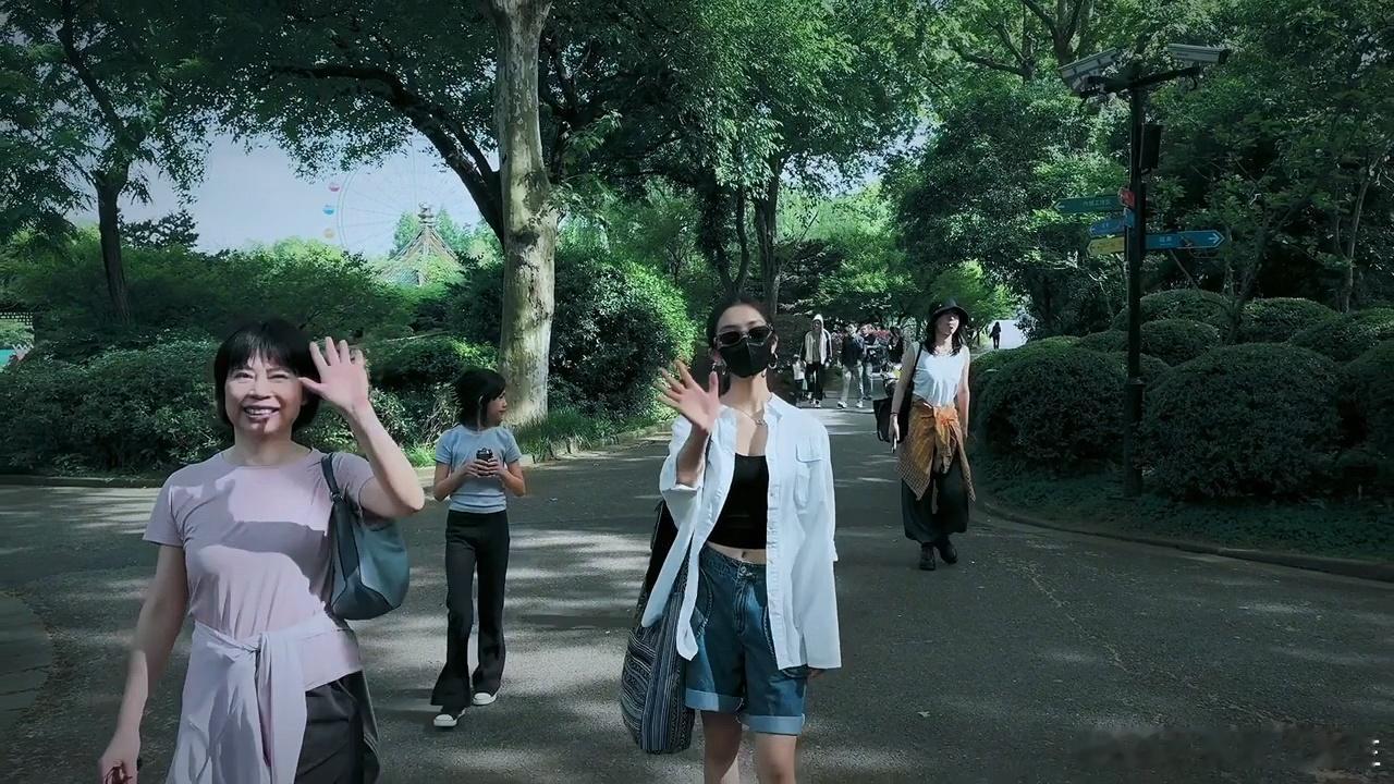 孙莉带仨孩子出游，黄多多穿露脐装戴墨镜星范足，多妹长成翻版黄磊，姐弟俩形影不离感