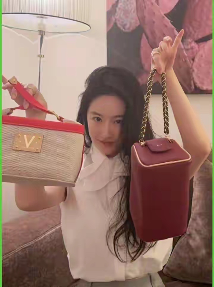 38岁的刘亦菲最近现身机场，一手拎一个LV大包的画面直接炸了全网 