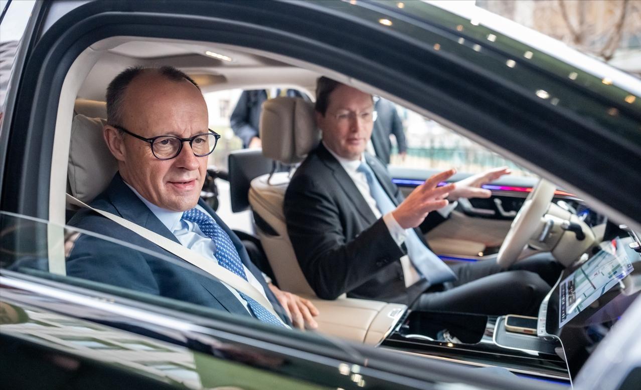 2月26日，德国总理默茨在北京参观了梅赛德斯-奔驰后，突然失去了“自信”。因为当