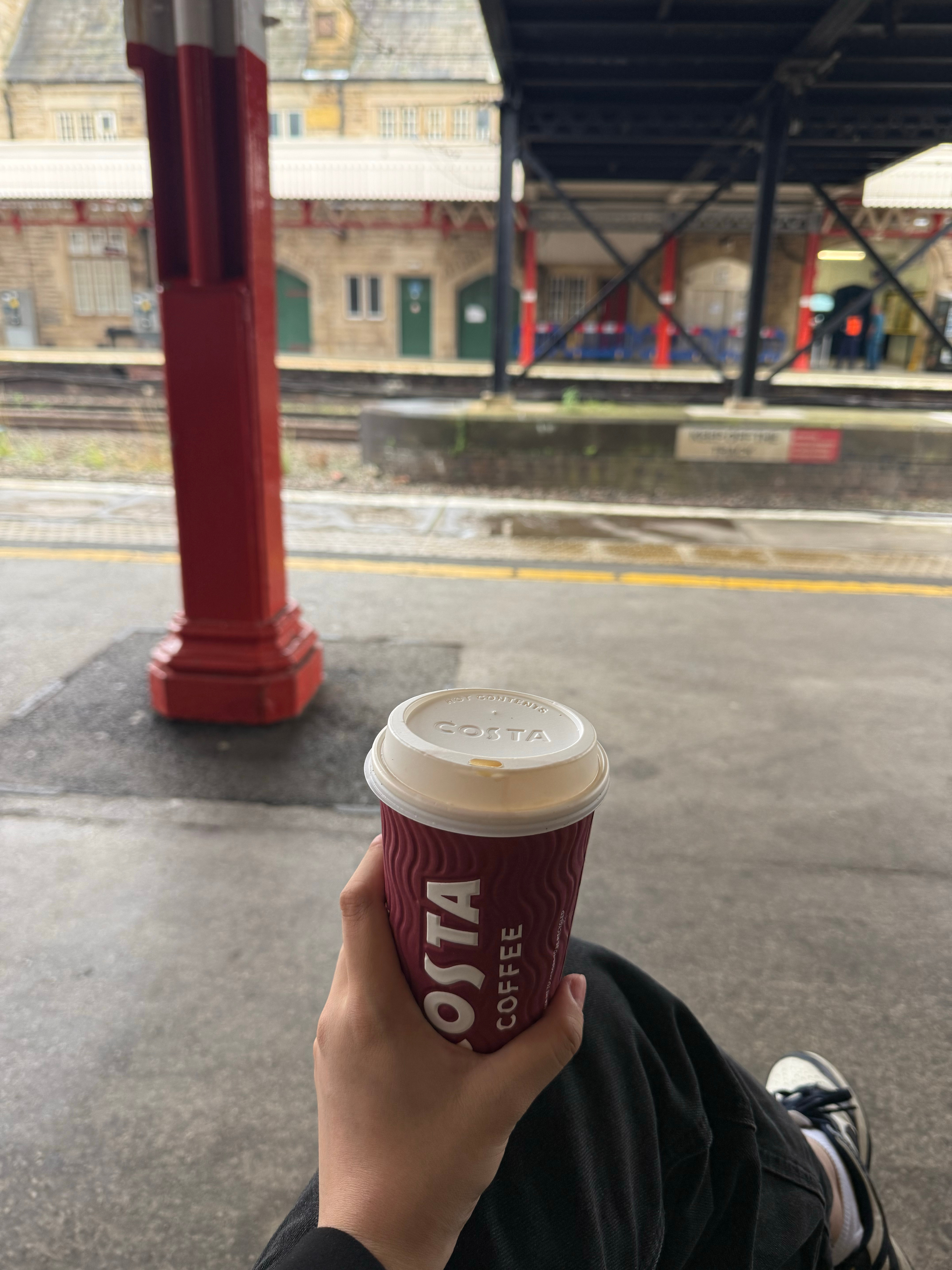 手握hot latte用来取暖[拜托] ​​​