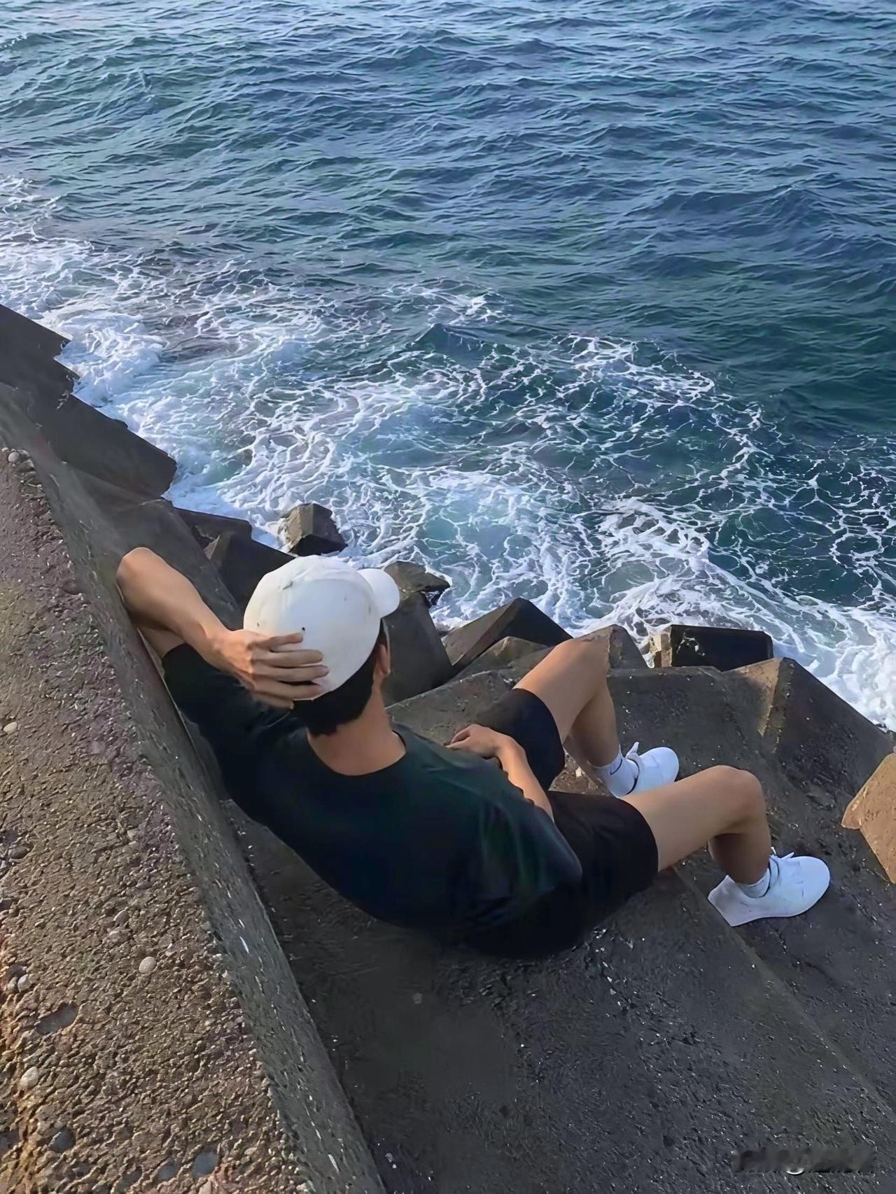 它不知道为什么总回响着一点喧嚣好似这世界 无心留下的一点怜悯
风猛烈地无声拥抱着