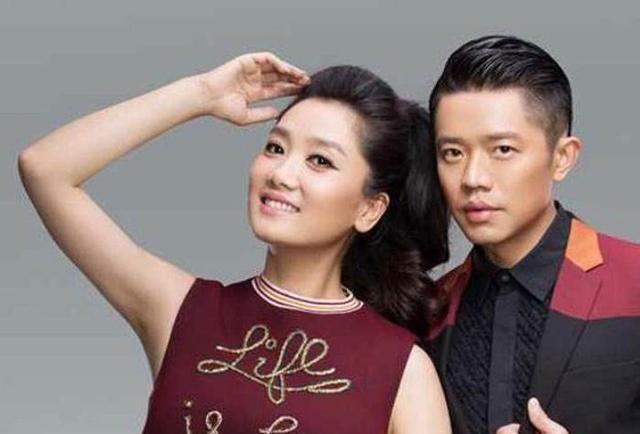 当年，徐明朝追求玲花时，他问曾毅：“你们两个人不是恋人关系吧？”曾毅意味深长的看