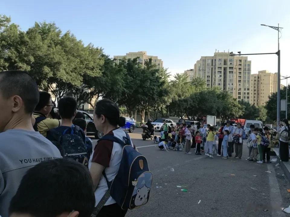 学生放学。排队等大巴车。没有人维持次序。大家都能主动遵守秩序。一个良好的社会型态