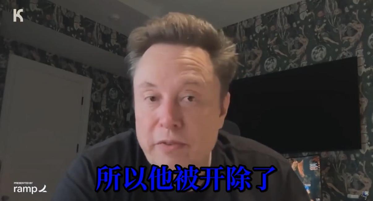 在特斯拉奥斯汀工厂，一名男员工正跪在祈祷毯上祷告，旁边的女同事没留神，一脚踩上了