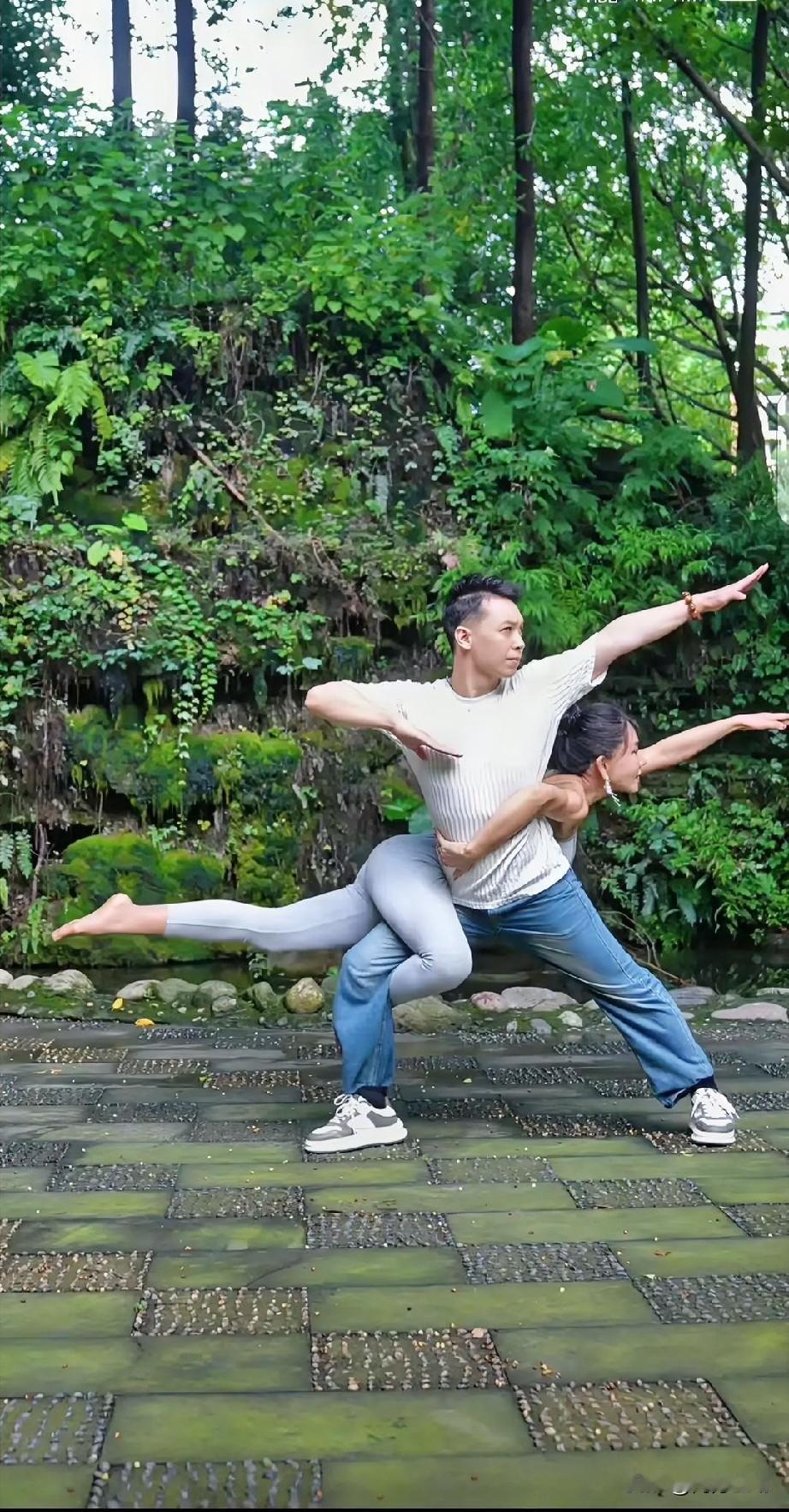 龚玥菲不是和庞麦郎在一起吗？据传不是都快结婚了吗？她怎么又与宝娃情龙在一起，拍视
