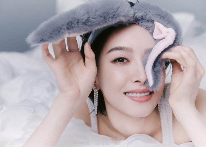 白纱裙配兔耳发箍、娇俏灵动元气满格——宋茜。每日明星美图分享