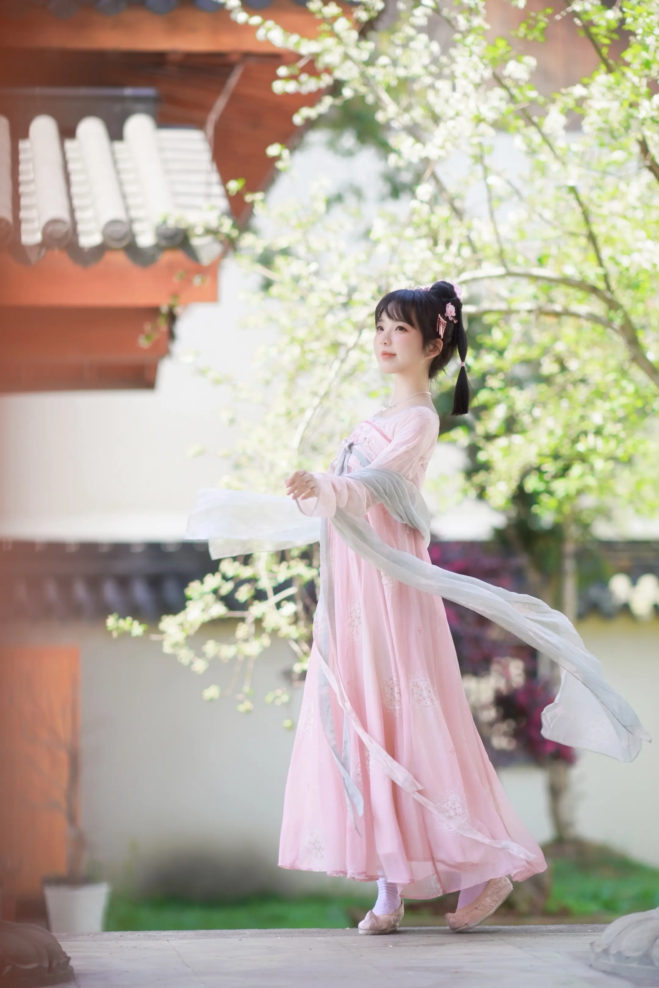 「水天清话，院静人销夏」。立夏