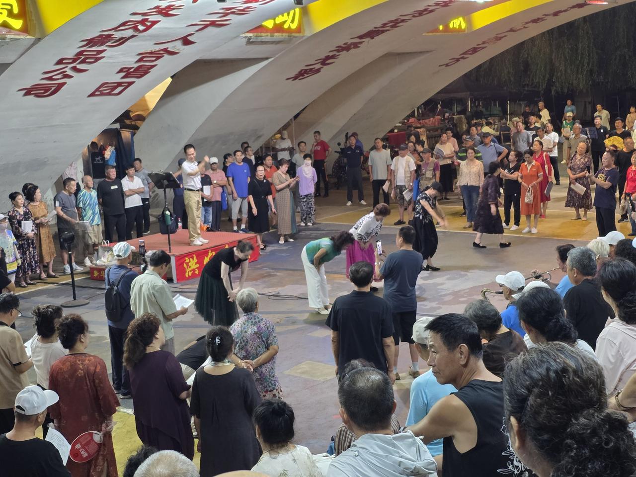 抚顺市新华桥的千人大合唱现场，大伙载歌载舞，气氛格外热闹。
桥洞下的空地上挤了近