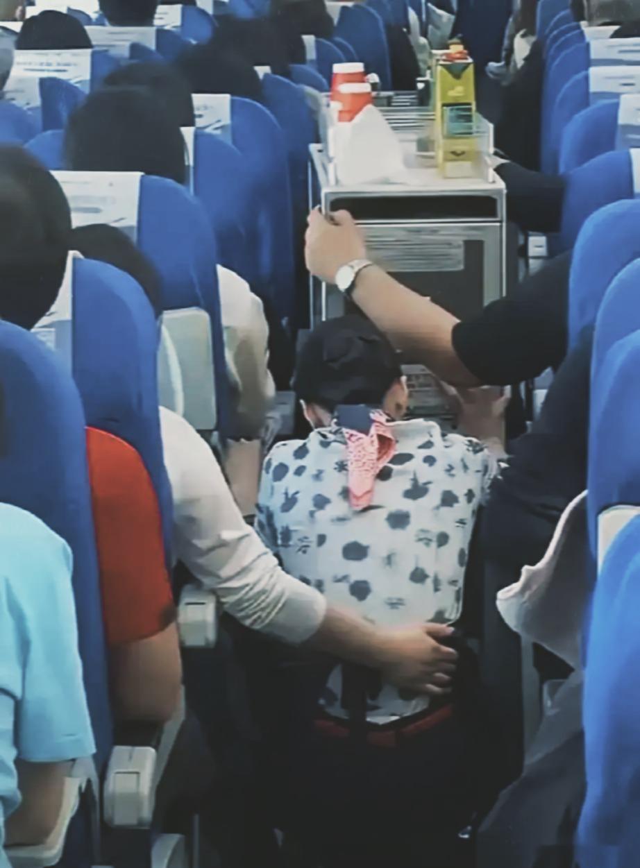 那段“空姐下跪”的视频，真是看得人血压飙升。

一个大男人，因为一点小磕碰，竟然