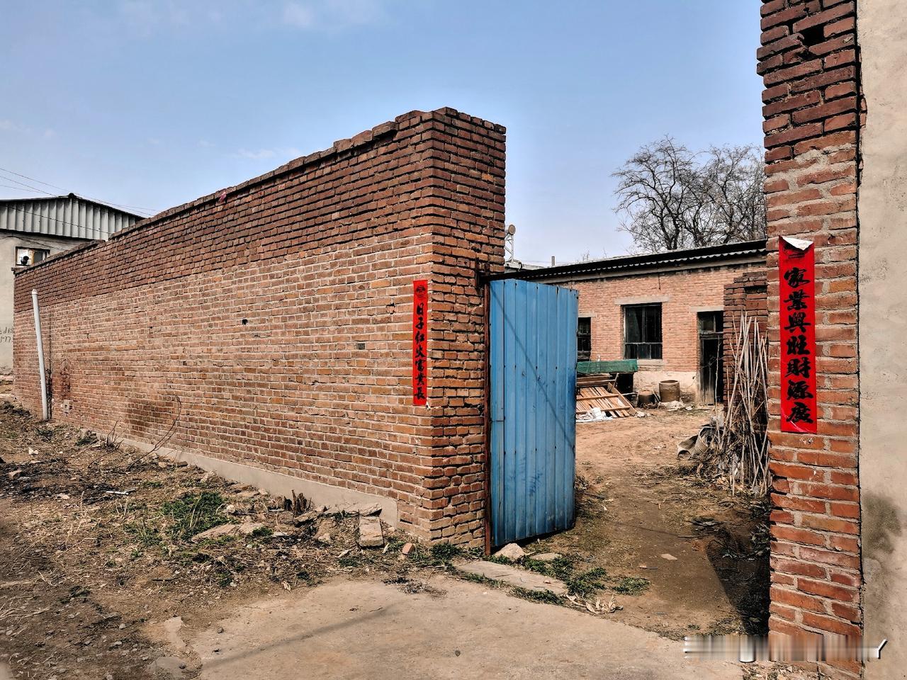 你家农村的老屋还有吗?这是我家老屋。1987年4月建，距今将近40年。
当时条件