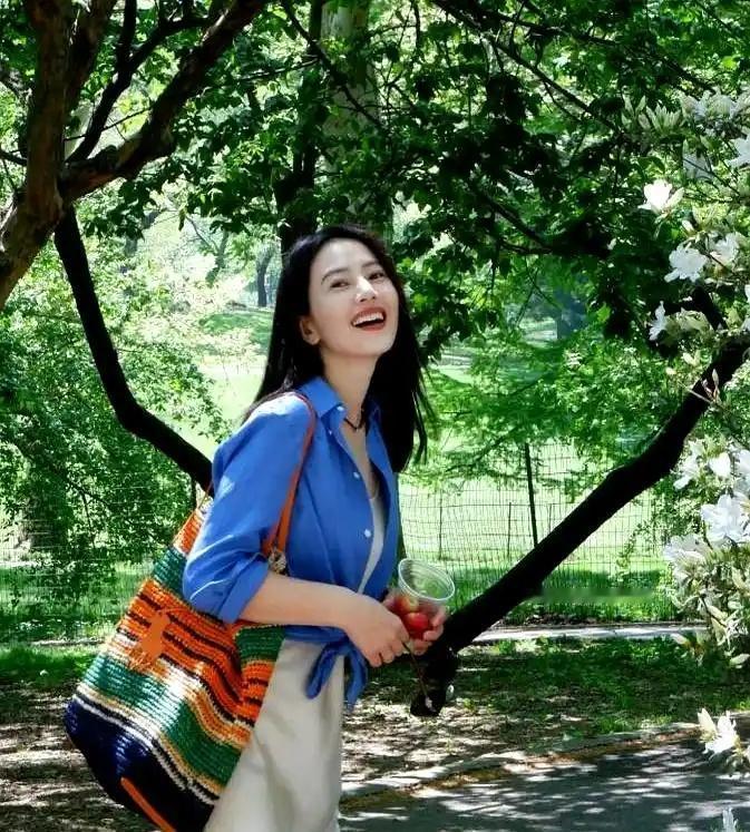 高圆圆学生时代颜值爆火，素颜穿校服获全校追捧，网友：太漂亮的女生，普通男生不敢追