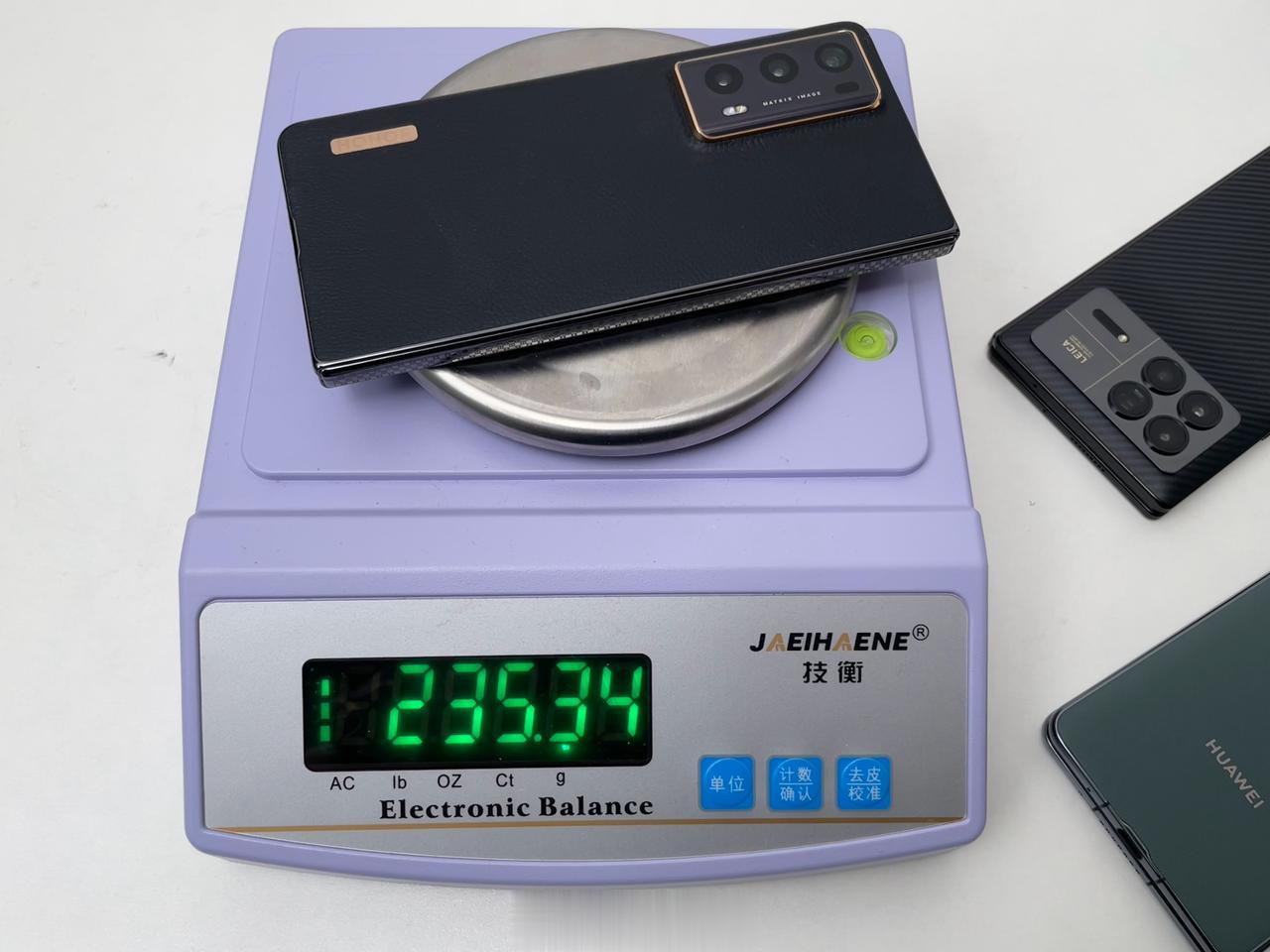 用工作室的秤随手称一下，两台都是16+512GB，内外屏都有出厂贴膜，不插SIM