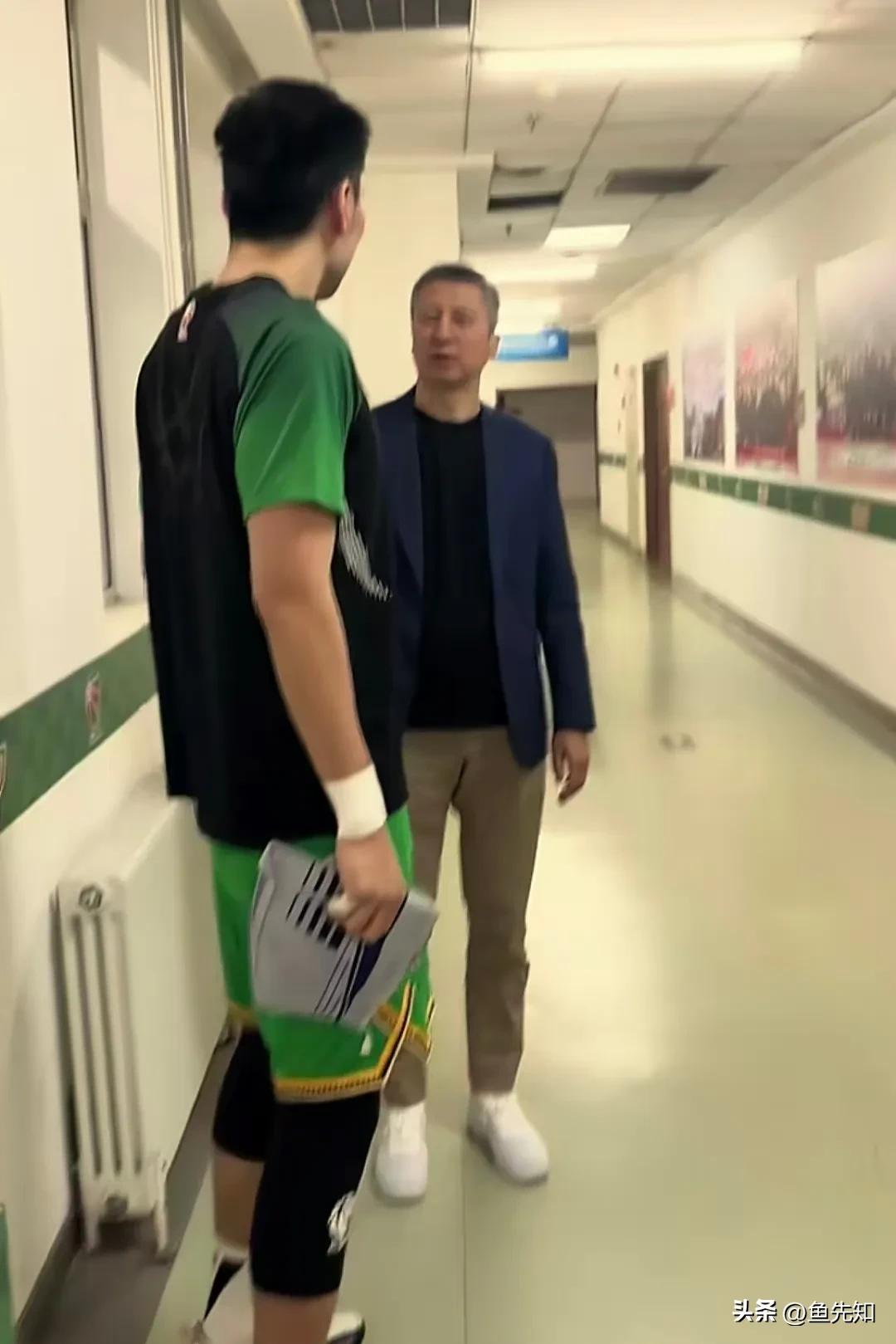 辽宁队跟新疆队的赛前，辽宁队的更衣室来了一位老熟人，那就是现任国家队主教练郭士强