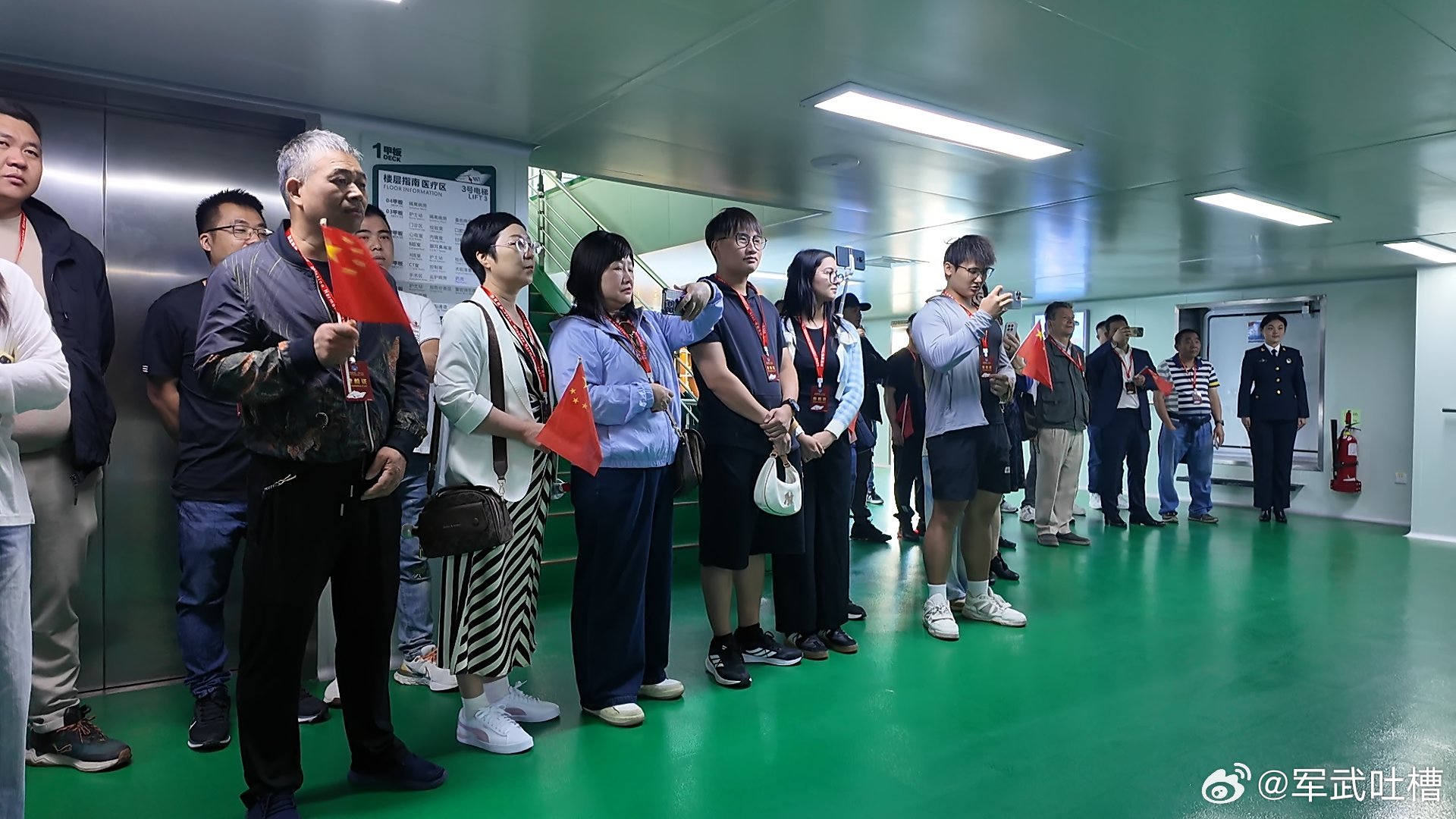 美国的战斗机在中东大肆侵略轰炸中国的医院船在全球治病救人3月1日，中国和平方舟医