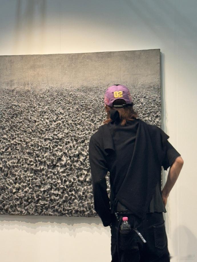 徐明浩又去看展览了 徐明浩又去看展览了，感觉他真的是好爱艺术呀！而且看得出来，他