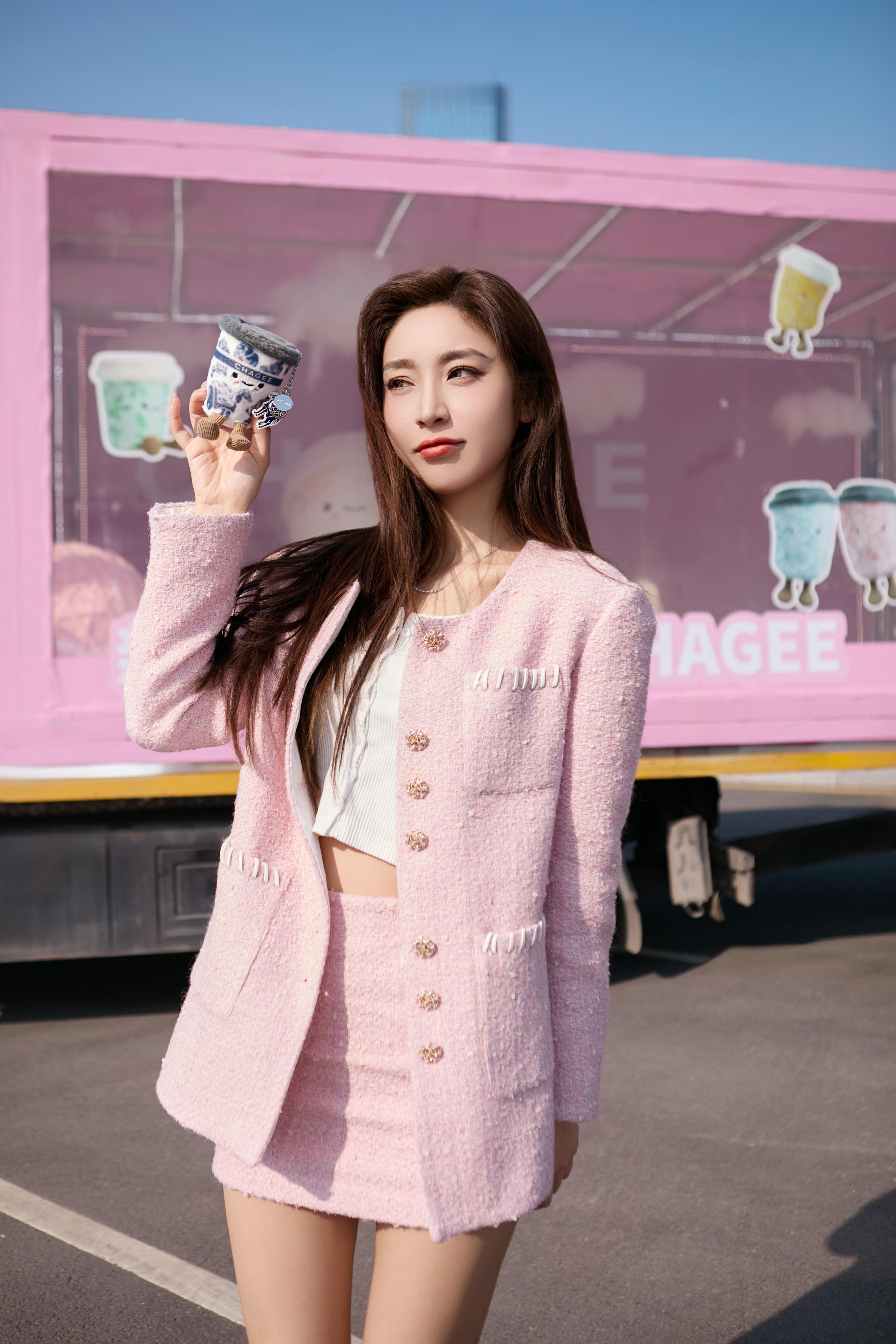 周末city walk竟然在街头偶遇了巨型毛绒杯卡车！原来是 霸王茶姬 你这个显