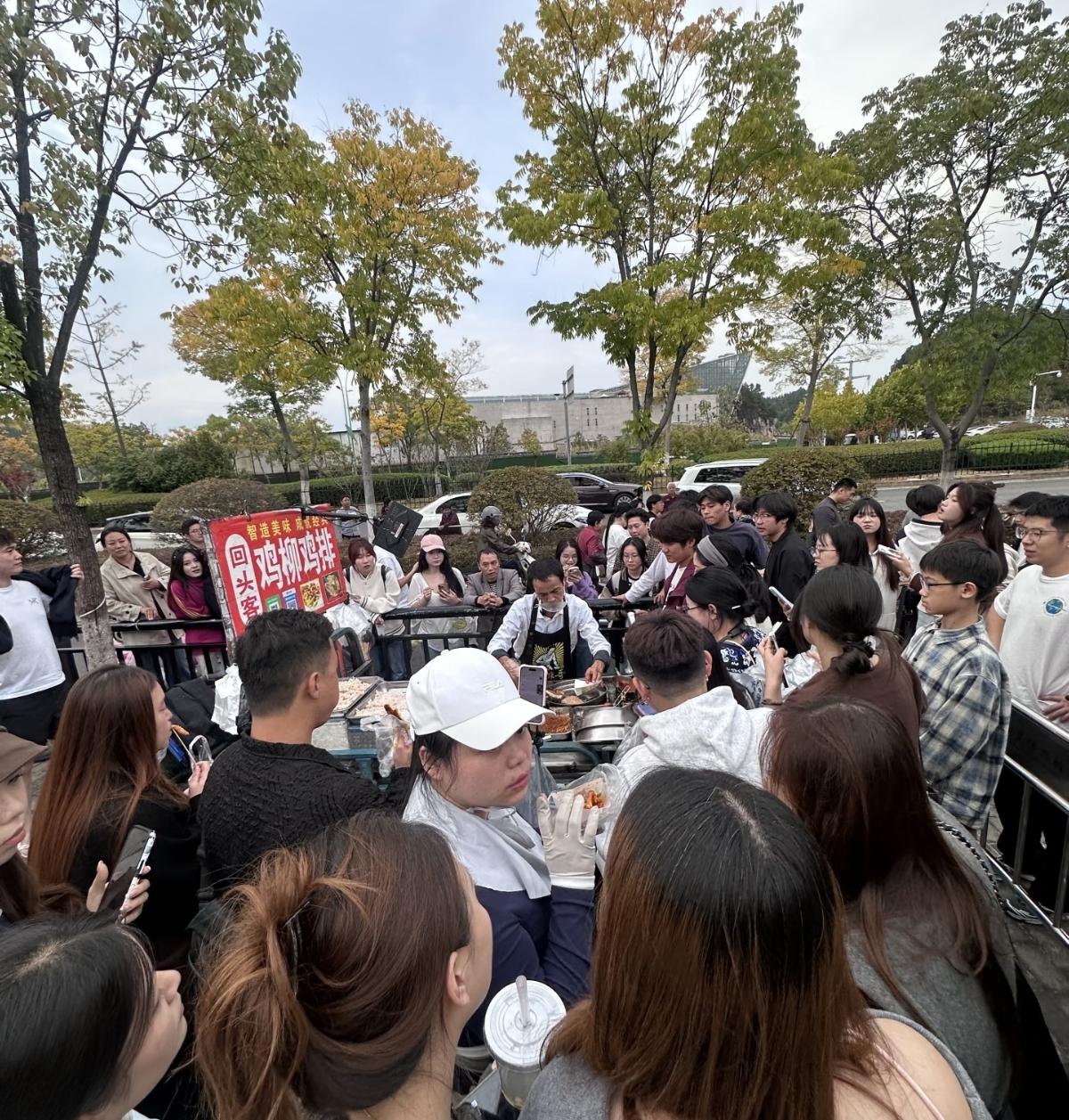 一份6元的鸡排卖到全国？鸡排哥流量过后，排队不仅没减少，还开始了“全国巡炸”，你