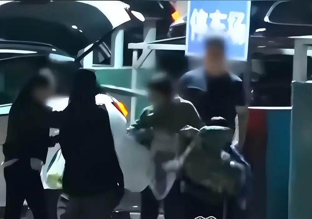 孩子哭闹不是作，是他在学着长。
刘诗诗蹲地上等儿子闹完，一言不发，不吼不拉，像等