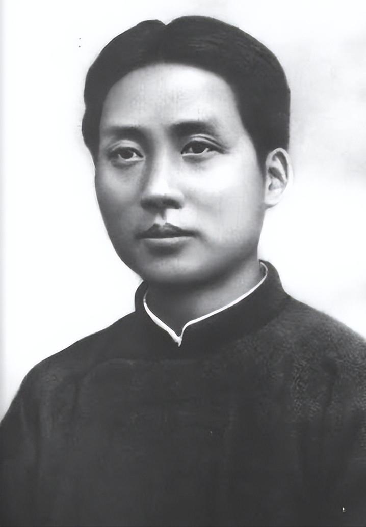1927年9月9日，秋收起义这天，最高指挥官被敌人抓了。

二十多个团丁，押着他
