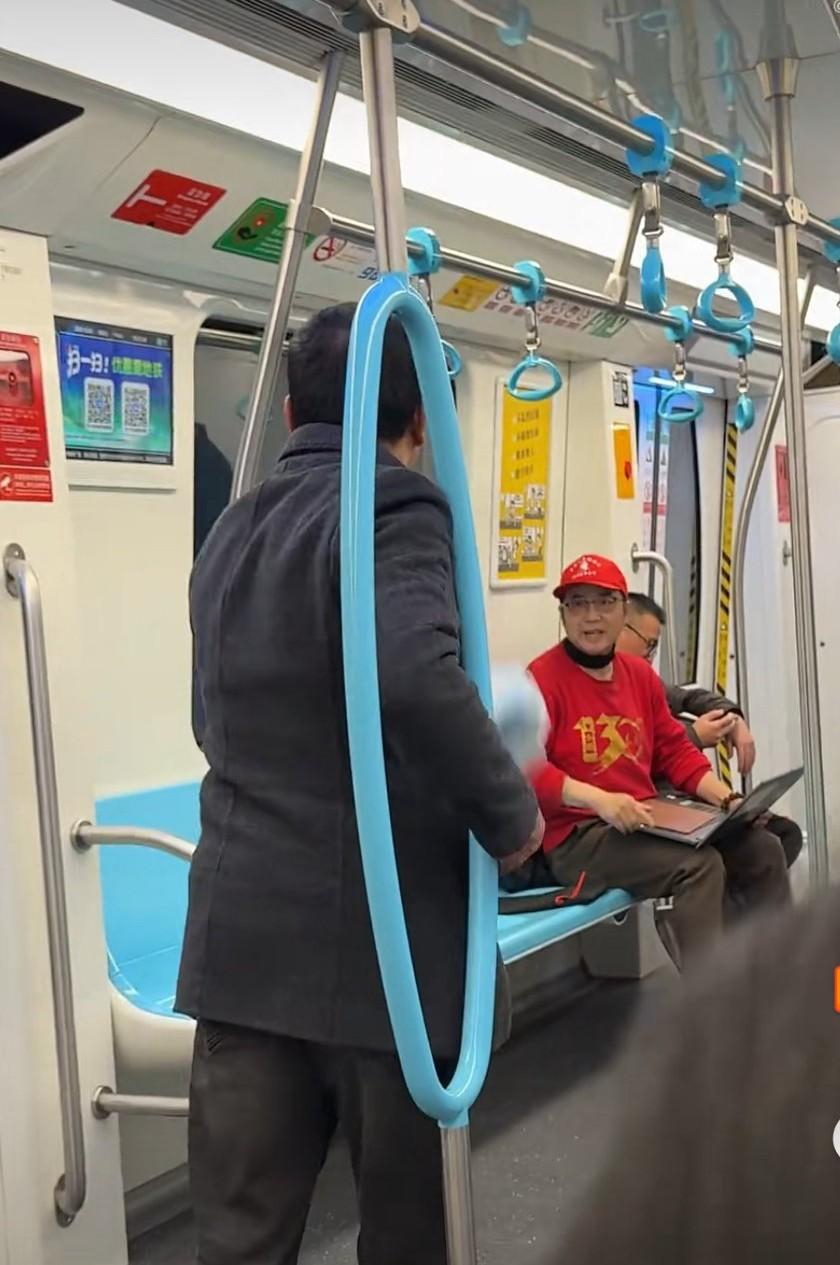 杭州地铁19号线上，据说是红衣男子挡住电梯左边的道了，一个老奶奶着急赶地铁，叫他