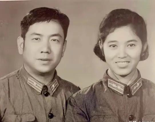 他是《铁道游击队》刘洪大队长的扮演者，和他的妻子张丽滨是郎才女貌，少校配中尉，都