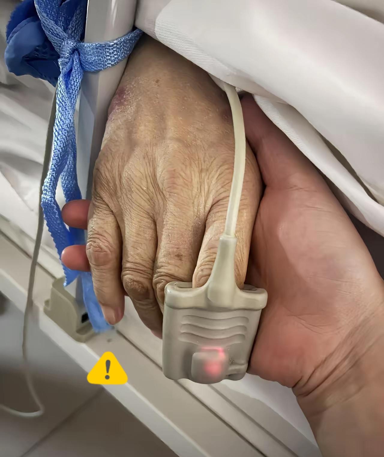 原来最痛的告别，是看着1米8的壮汉变成一捧骨灰，却连哭都不敢出声。
 
爸爸走了