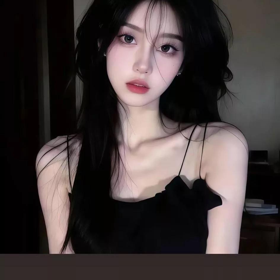 黑发美人，红唇轻启，尽显优雅与神秘黑发红唇女神 红唇美人照 红唇美少女 黑发辣妹