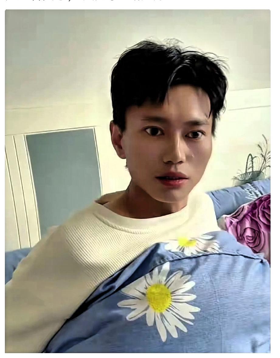 34岁贵州
网红“晓浪滒”因车祸去世
生于1992年。   

他拍视频拍的多是