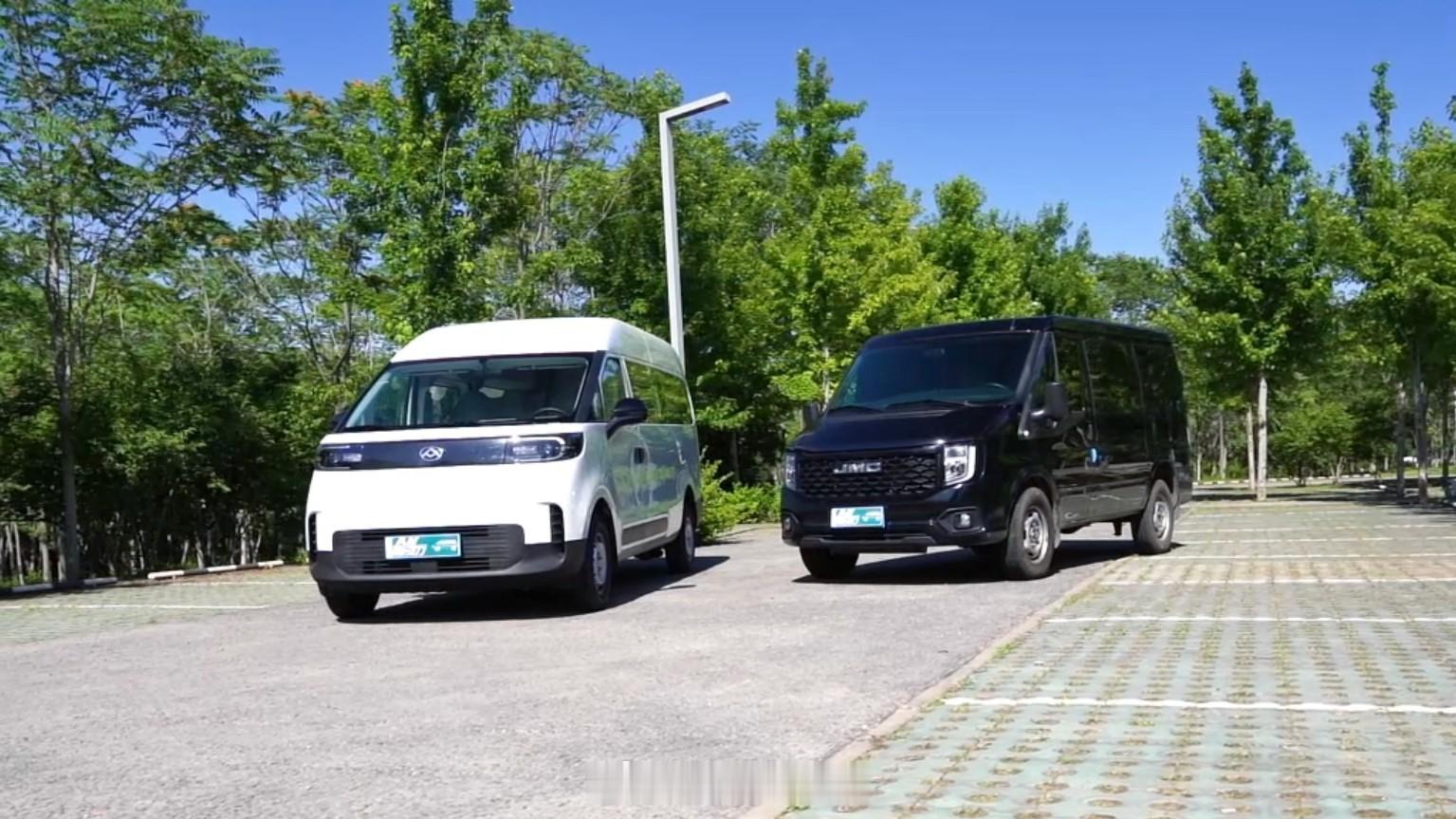 VAN哥的老伙计想买台客货兼顾的中型van，所以前一阵特地给他安排了两台主流候选