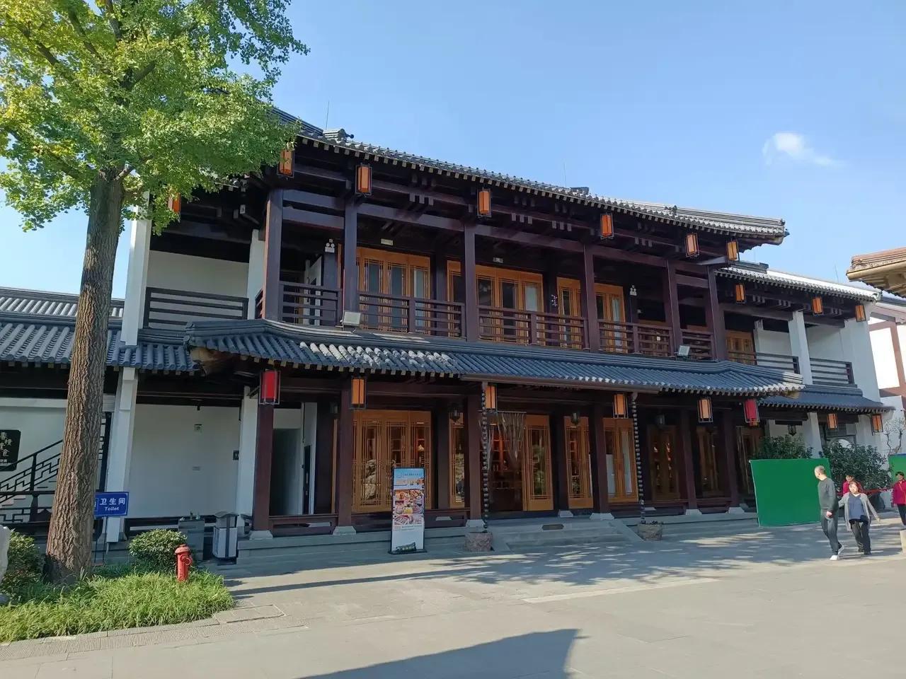 杭州香炽寺曾在元朝末年被一场大火烧毁，后来多次重建。现在仅存寺庙外的两座石塔是旧