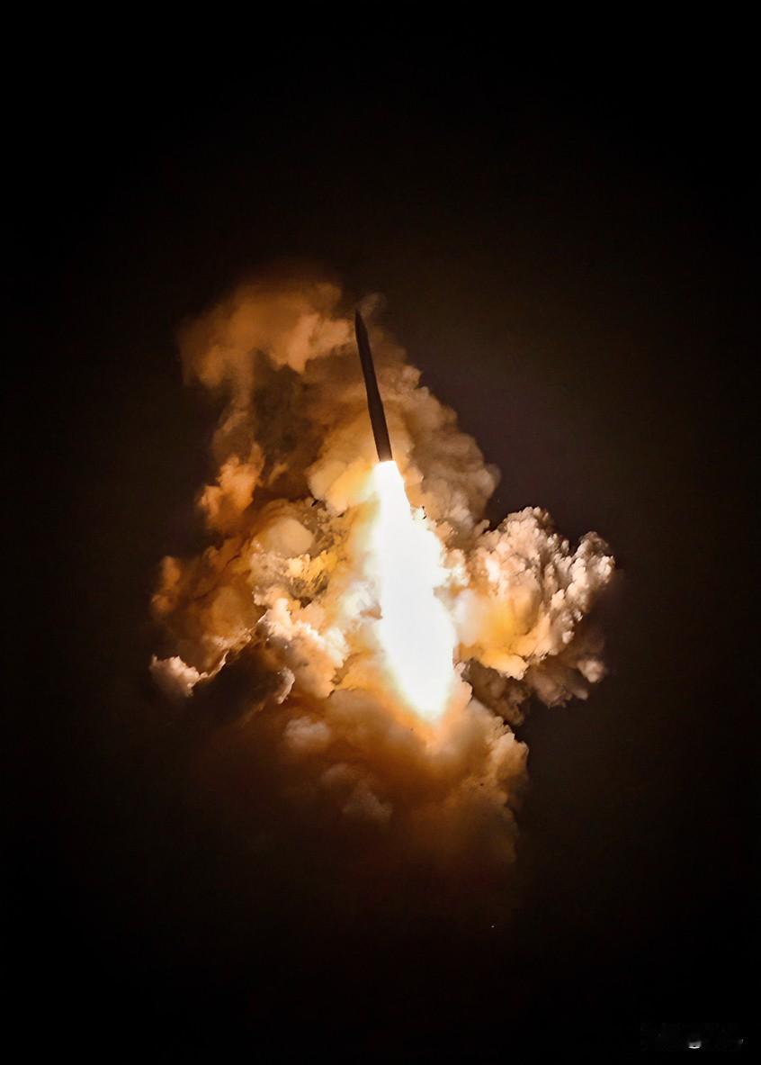 突发！美国试射洲际弹道导弹。刚刚，多家外媒发布快讯称，美国在加利福尼亚州范登堡太