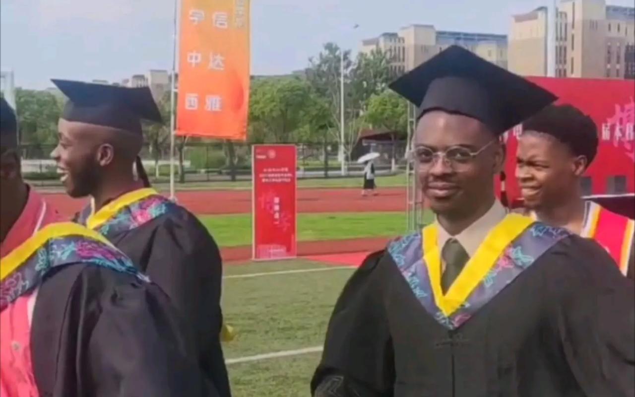 对于资助外国留学生的事，我个人也是强烈反对的。我们不是发达国家，不要说偏远地区，