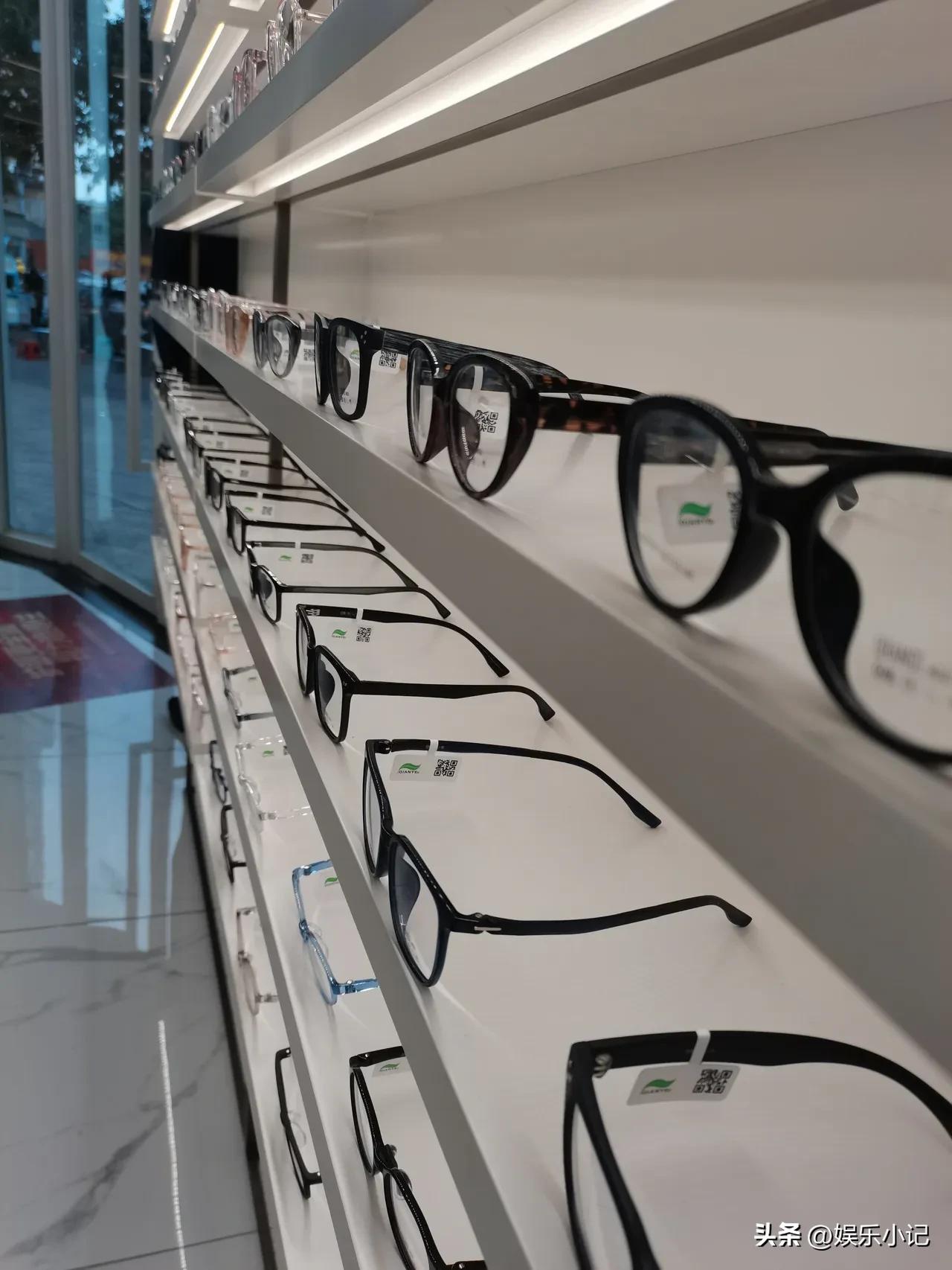 说实话，看完315曝光眼镜行业的内幕，我盯着鼻梁上这副花了1280的眼镜，突然觉