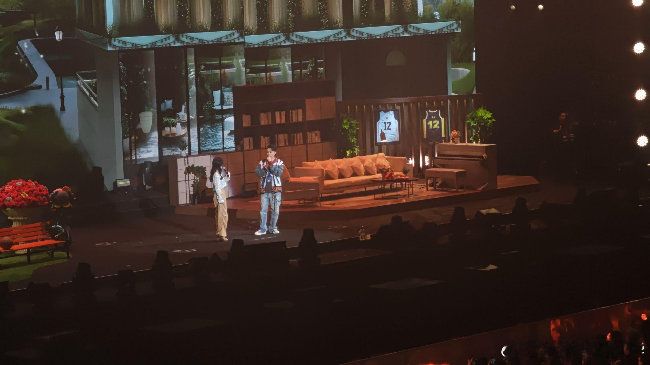 今晚的福州粉丝是天选之子吧！ 生日场福利多到数不清，伴手礼、3D贺卡、亲签一个不