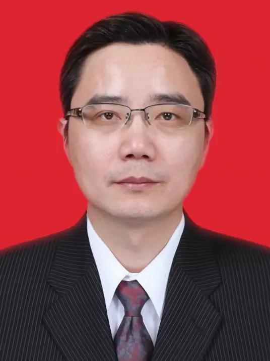 上海新来了个副市长王华杰，之前曾先后任上海市财政局局长、上海松江区委书记。
王华