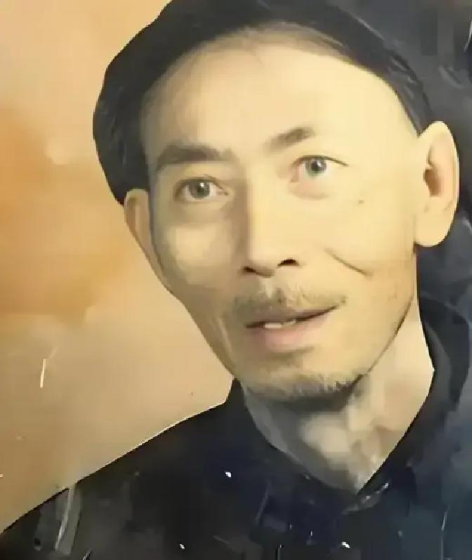 老人在军博展柜前红了眼眶，颤抖着伸手想要触碰那台旧机器，被工作人员厉声喝止，老人