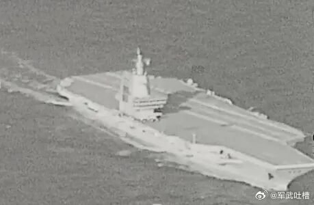 福建舰服役后首次穿越台湾海峡台伪军出动F16监视，使用侦察吊舱拍了张照片不过这画