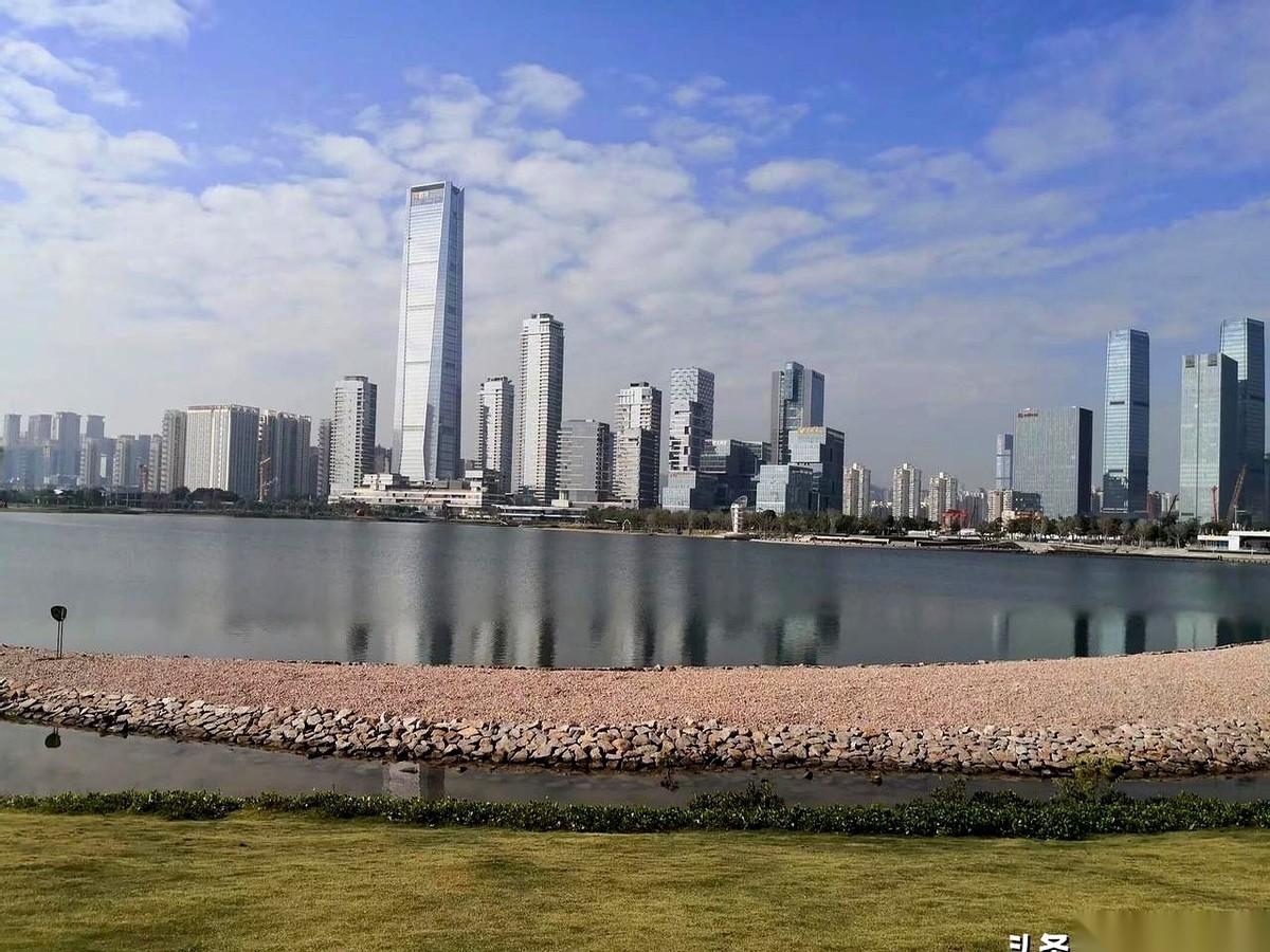 快70岁的老大爷，本该在公园遛鸟下象棋，今天却直接被带走喝茶了。
就算你平安着陆