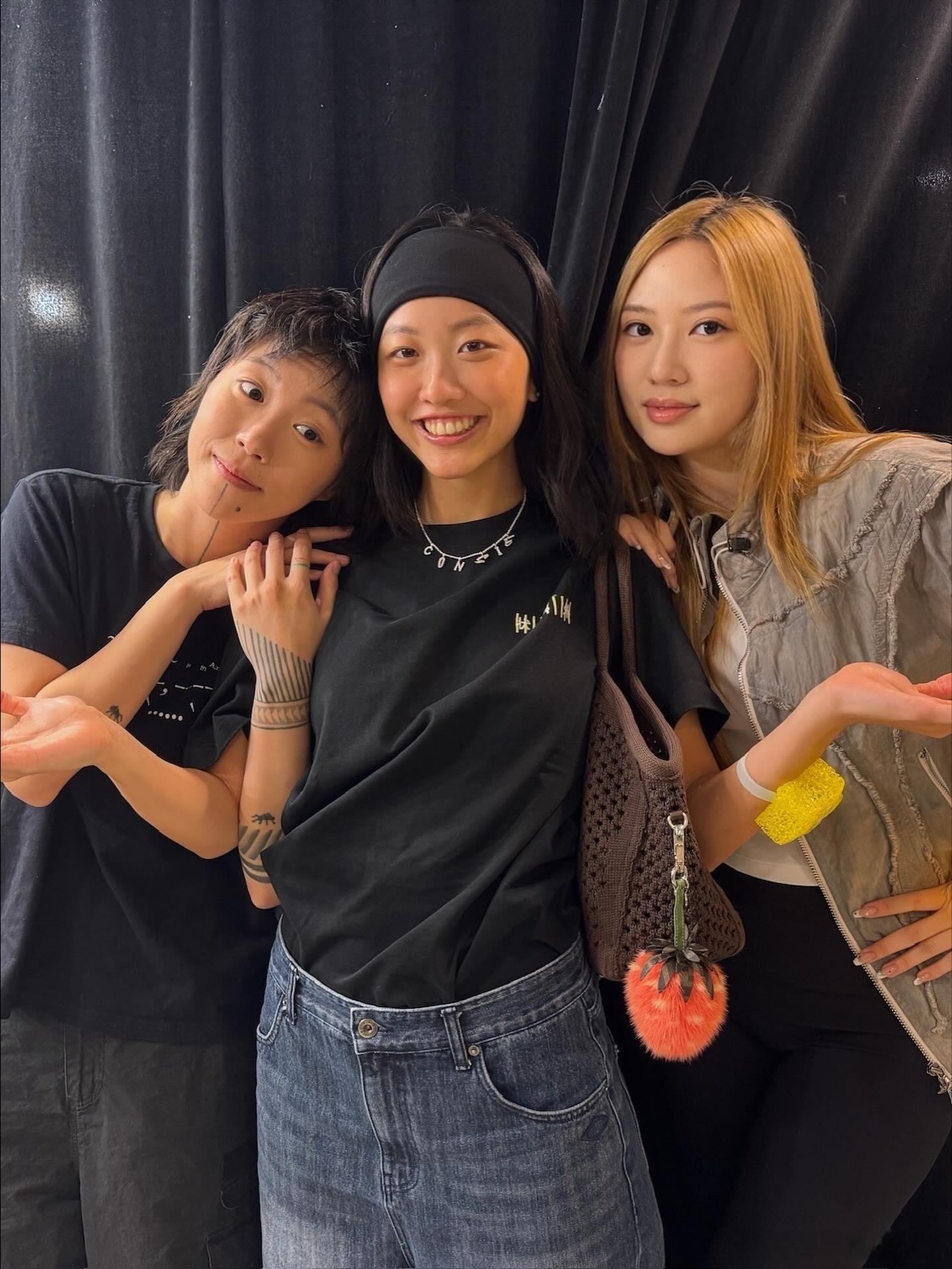 王菲女儿窦靖童、陈奕迅女儿陈康堤、甄子丹女儿甄济如，三人均以歌手身份出道，星二代